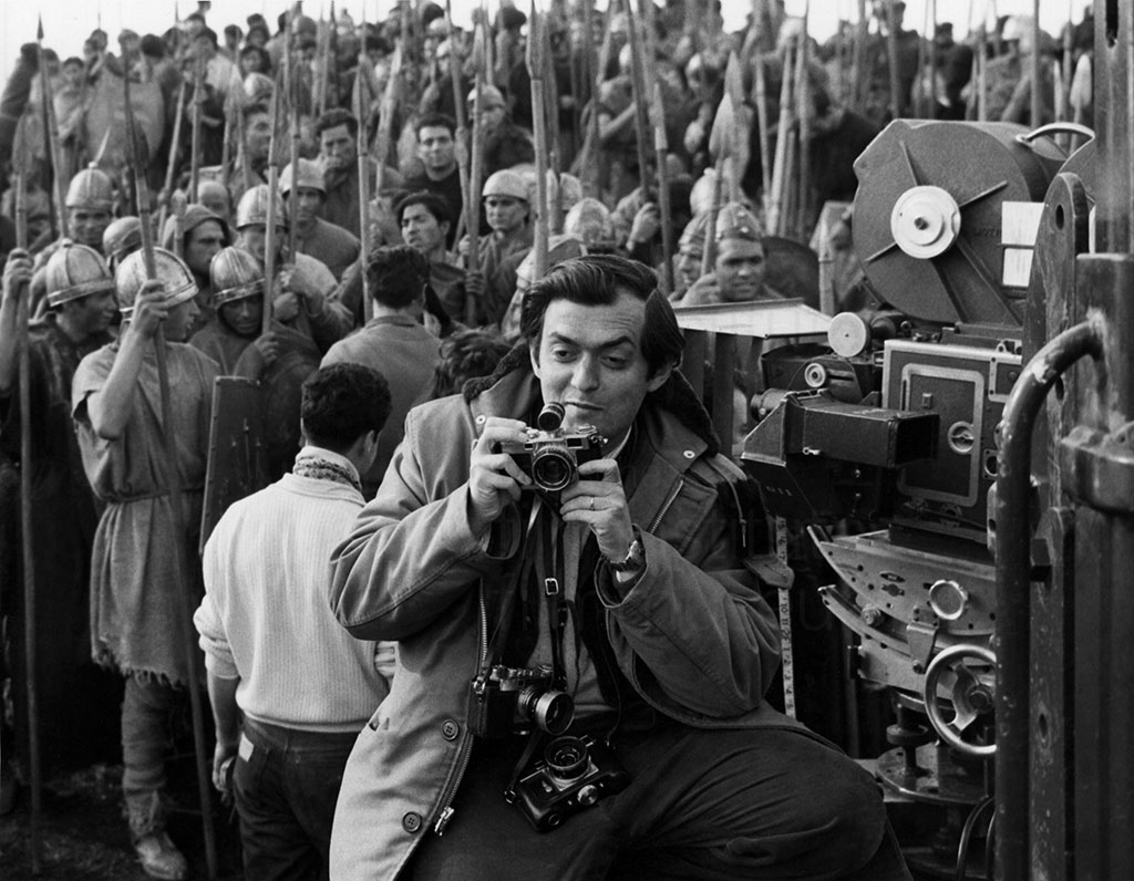Stanley Kubrick und Komparsen während der Dreharbeiten zu Spartacus